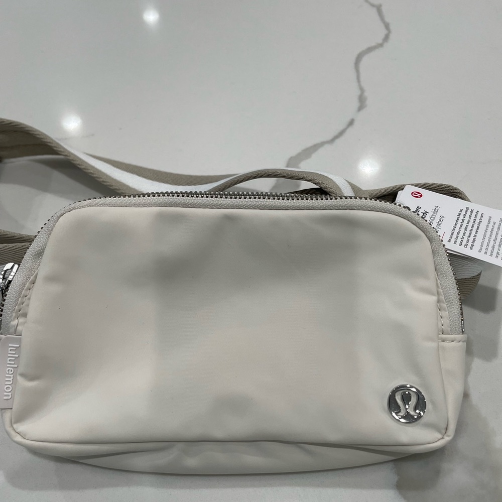 LULULEMON EVERYWHERE CROSS BODY BELT BAG..